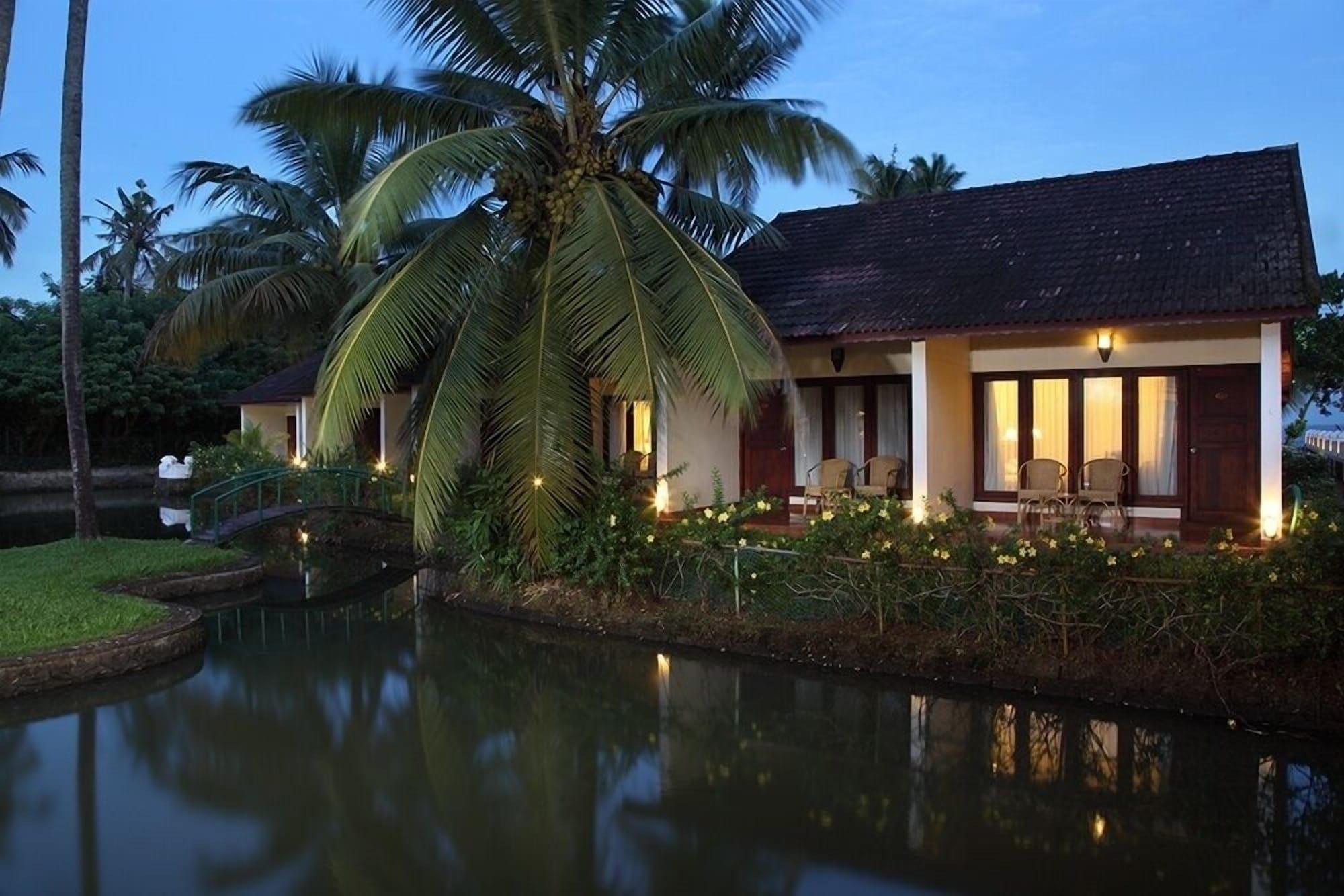 Hotel Abad Whispering Palms Kumarakom Exterior foto