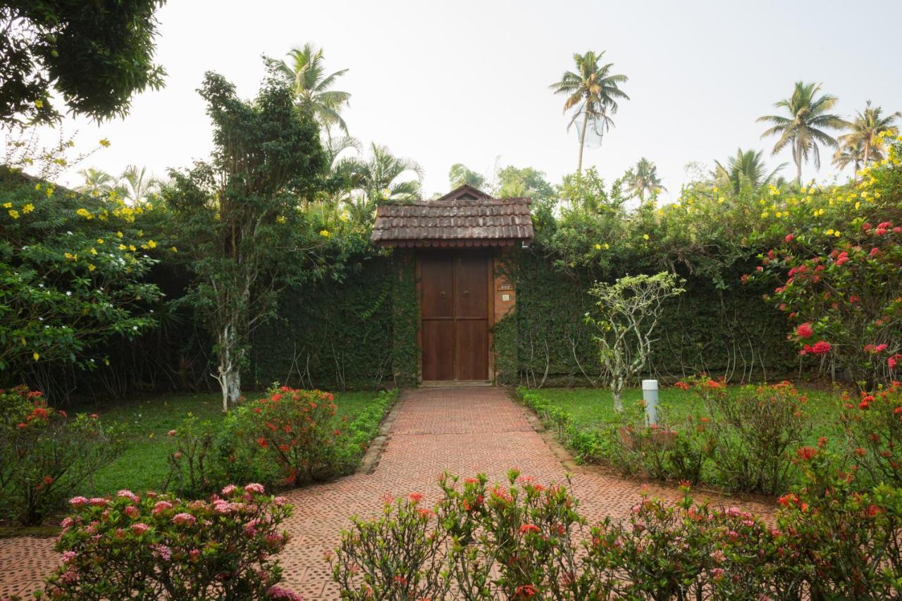 Hotel Abad Whispering Palms Kumarakom Exterior foto