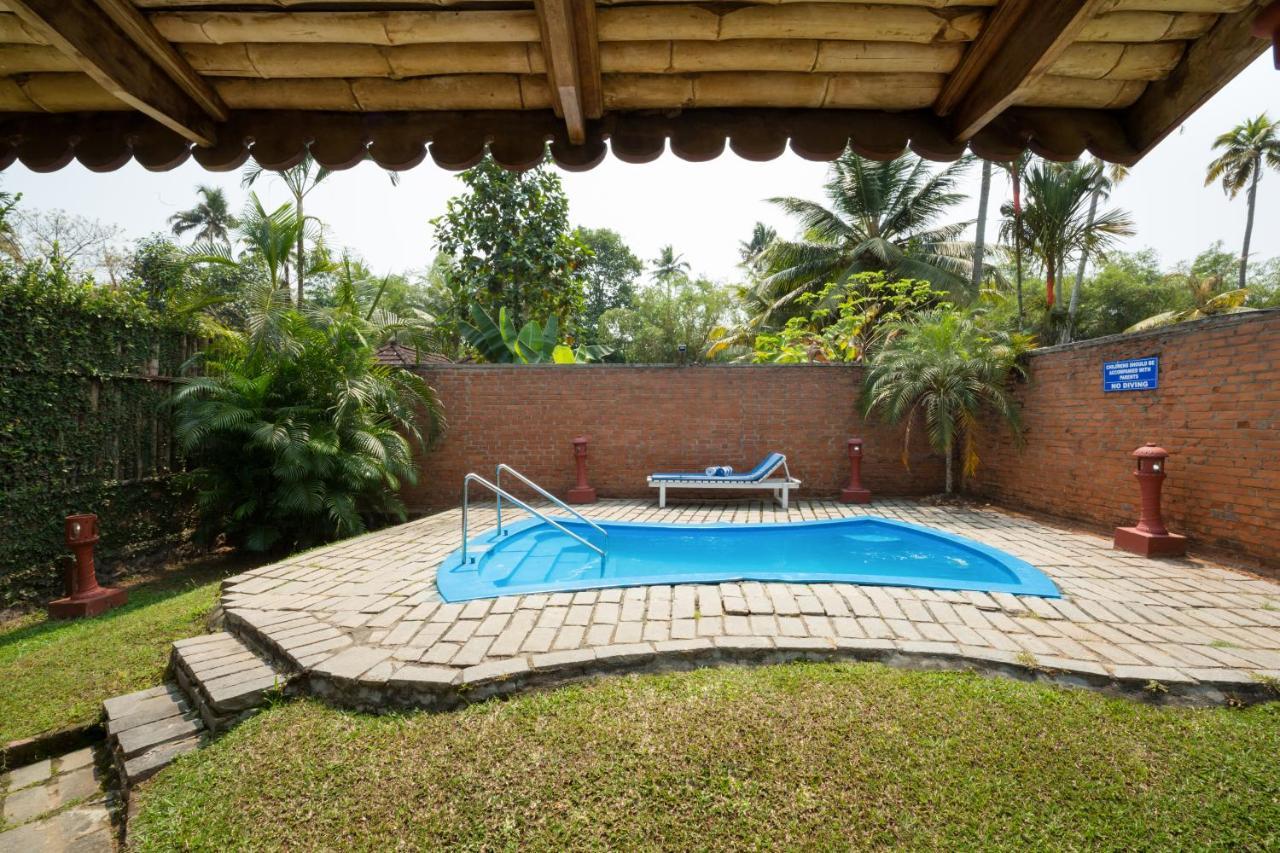 Hotel Abad Whispering Palms Kumarakom Exterior foto
