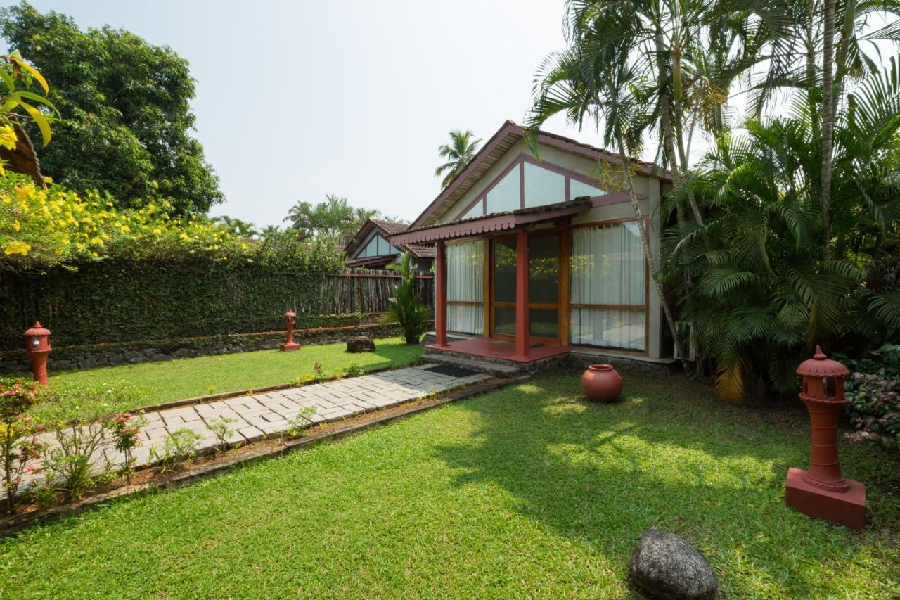 Hotel Abad Whispering Palms Kumarakom Exterior foto
