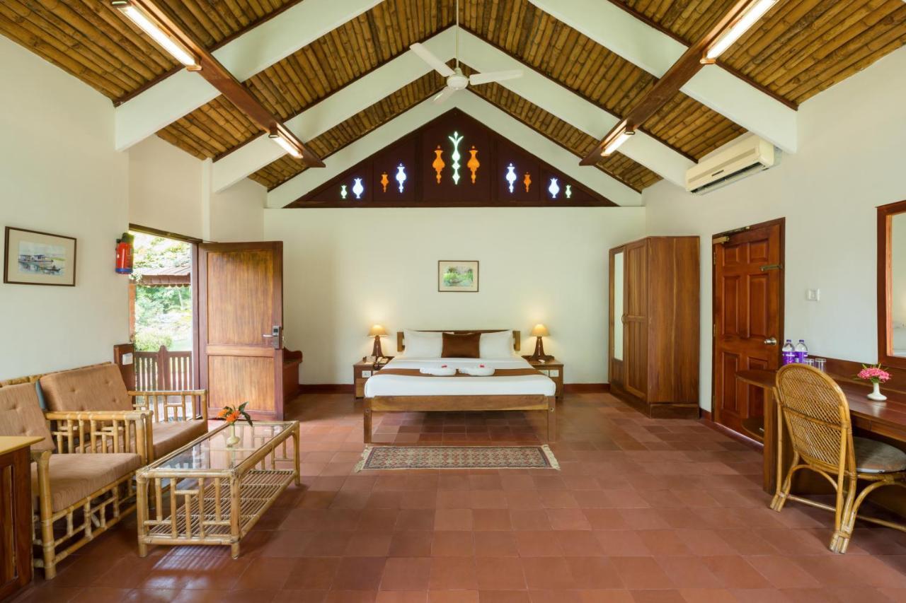 Hotel Abad Whispering Palms Kumarakom Exterior foto