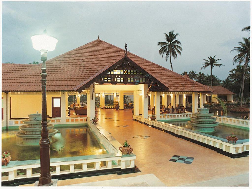 Hotel Abad Whispering Palms Kumarakom Exterior foto