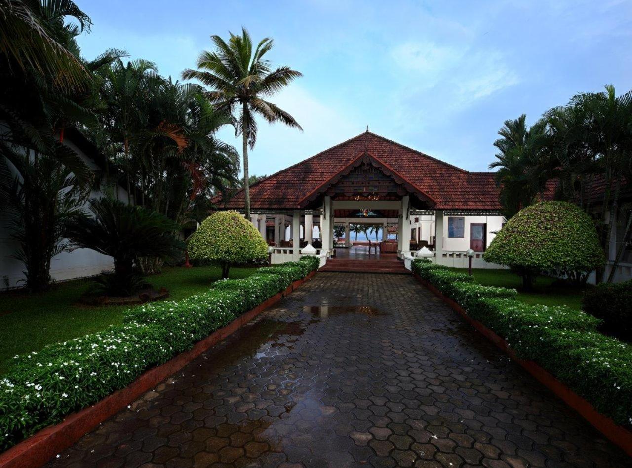 Hotel Abad Whispering Palms Kumarakom Exterior foto