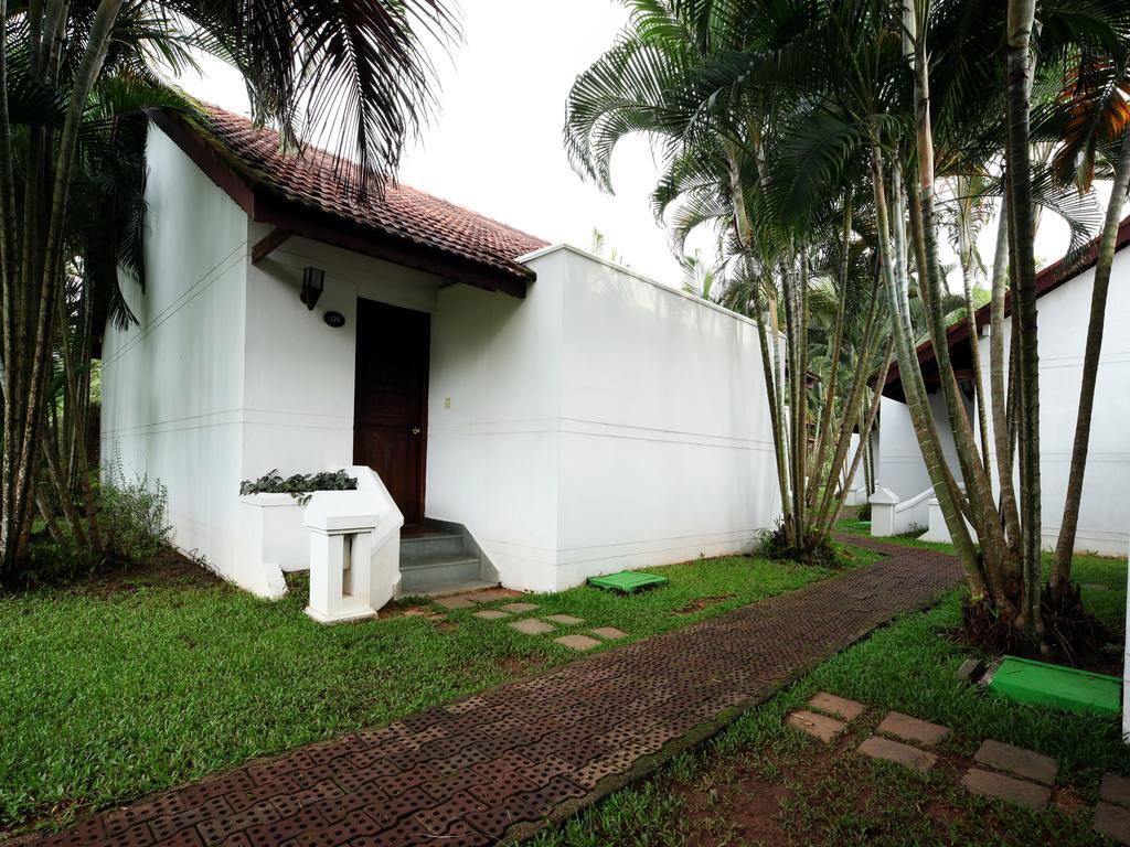 Hotel Abad Whispering Palms Kumarakom Exterior foto