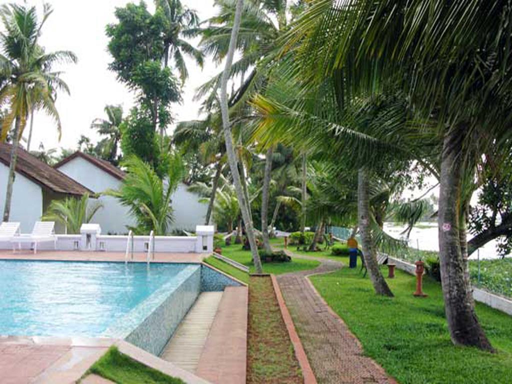 Hotel Abad Whispering Palms Kumarakom Exterior foto