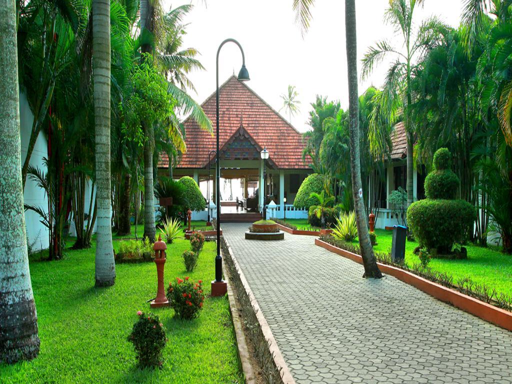 Hotel Abad Whispering Palms Kumarakom Exterior foto