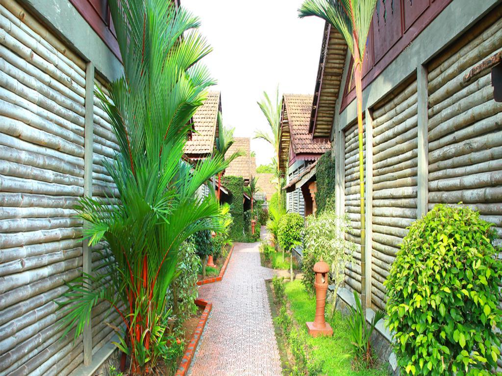 Hotel Abad Whispering Palms Kumarakom Exterior foto