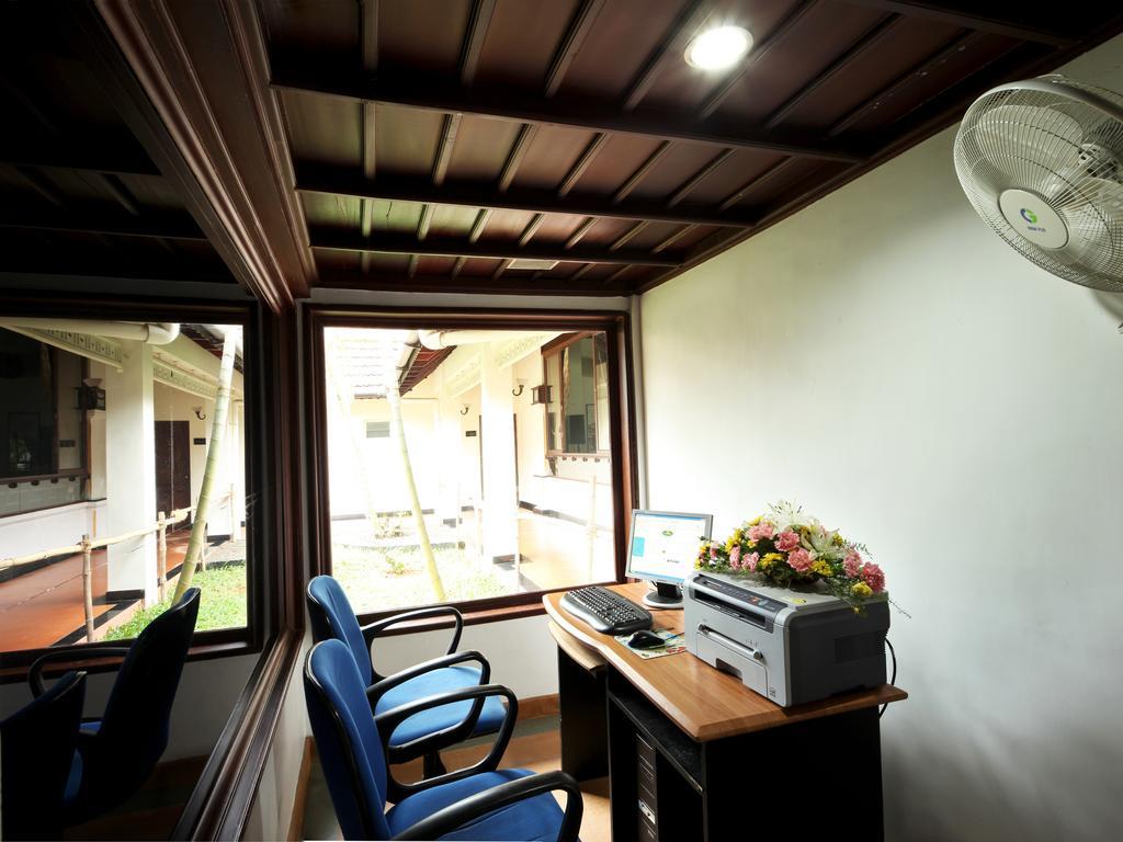 Hotel Abad Whispering Palms Kumarakom Exterior foto