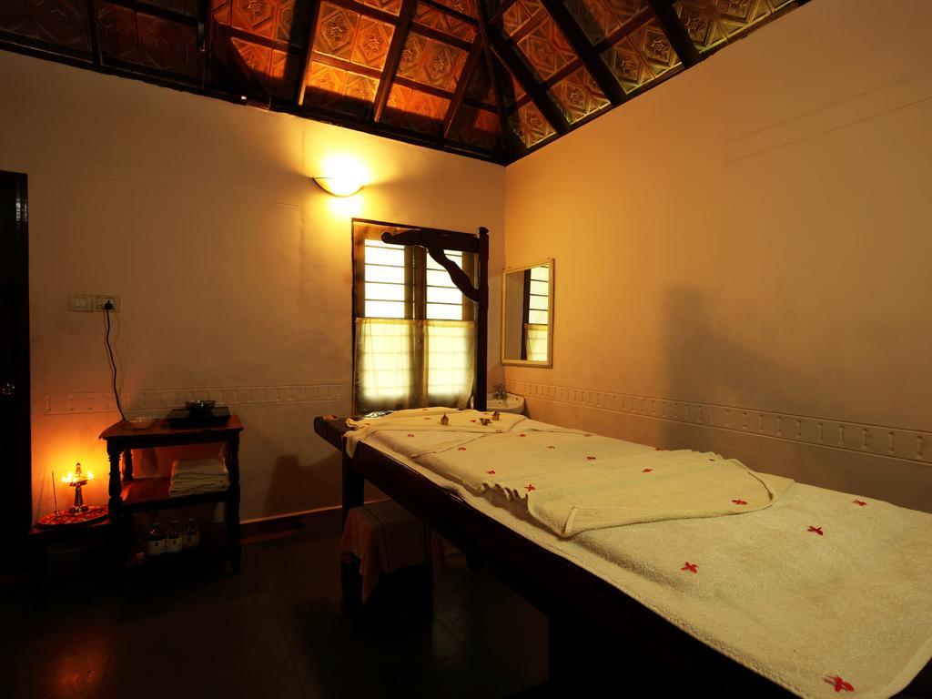 Hotel Abad Whispering Palms Kumarakom Exterior foto