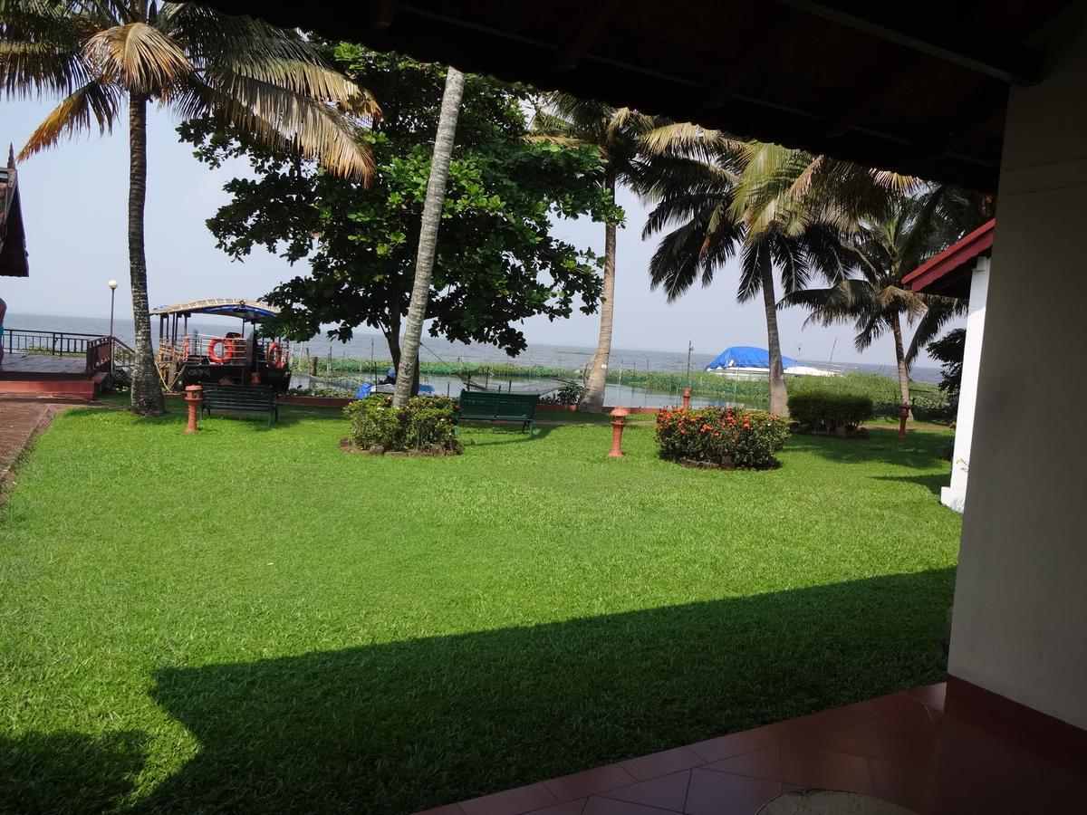 Hotel Abad Whispering Palms Kumarakom Exterior foto