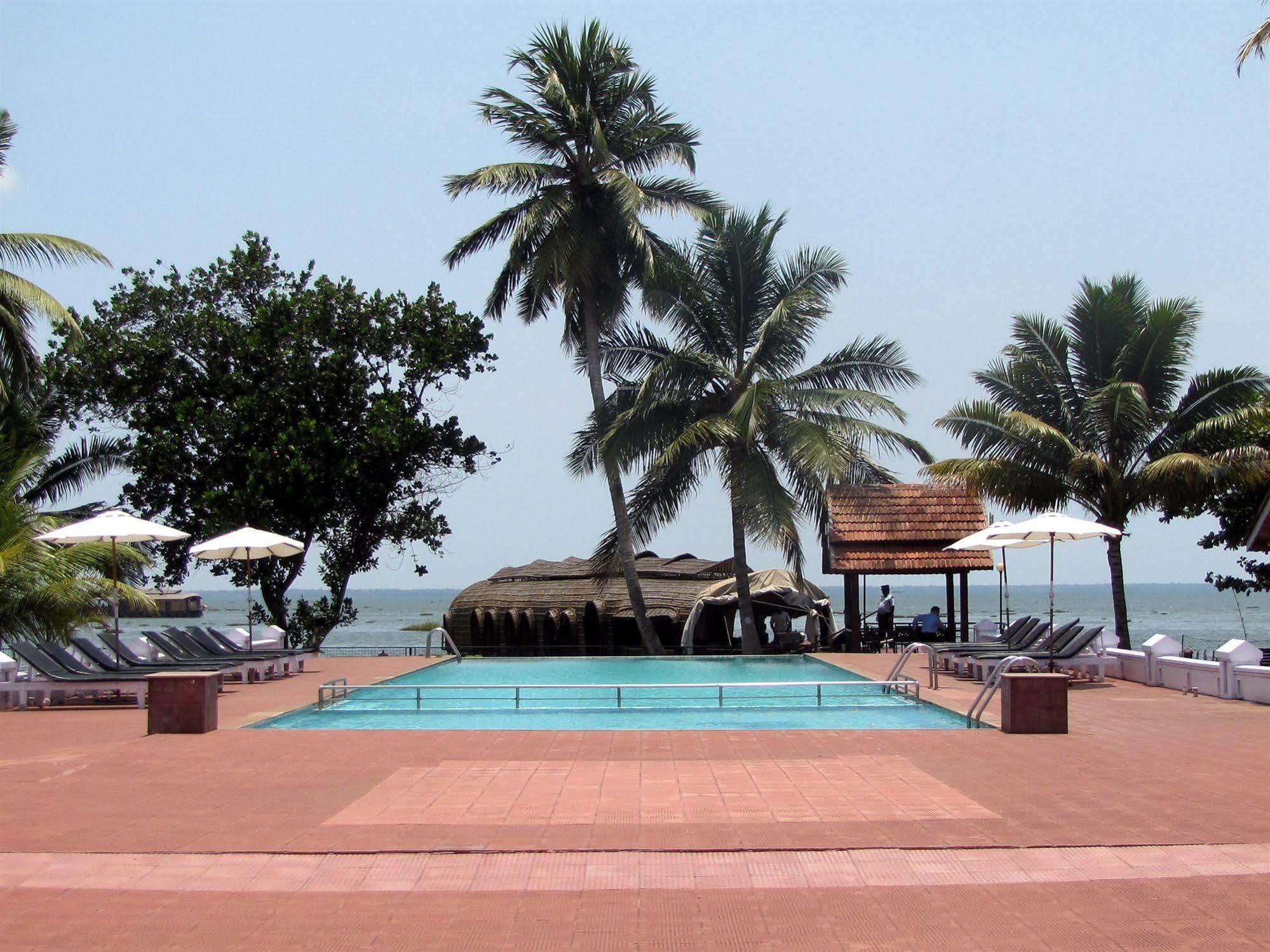 Hotel Abad Whispering Palms Kumarakom Exterior foto