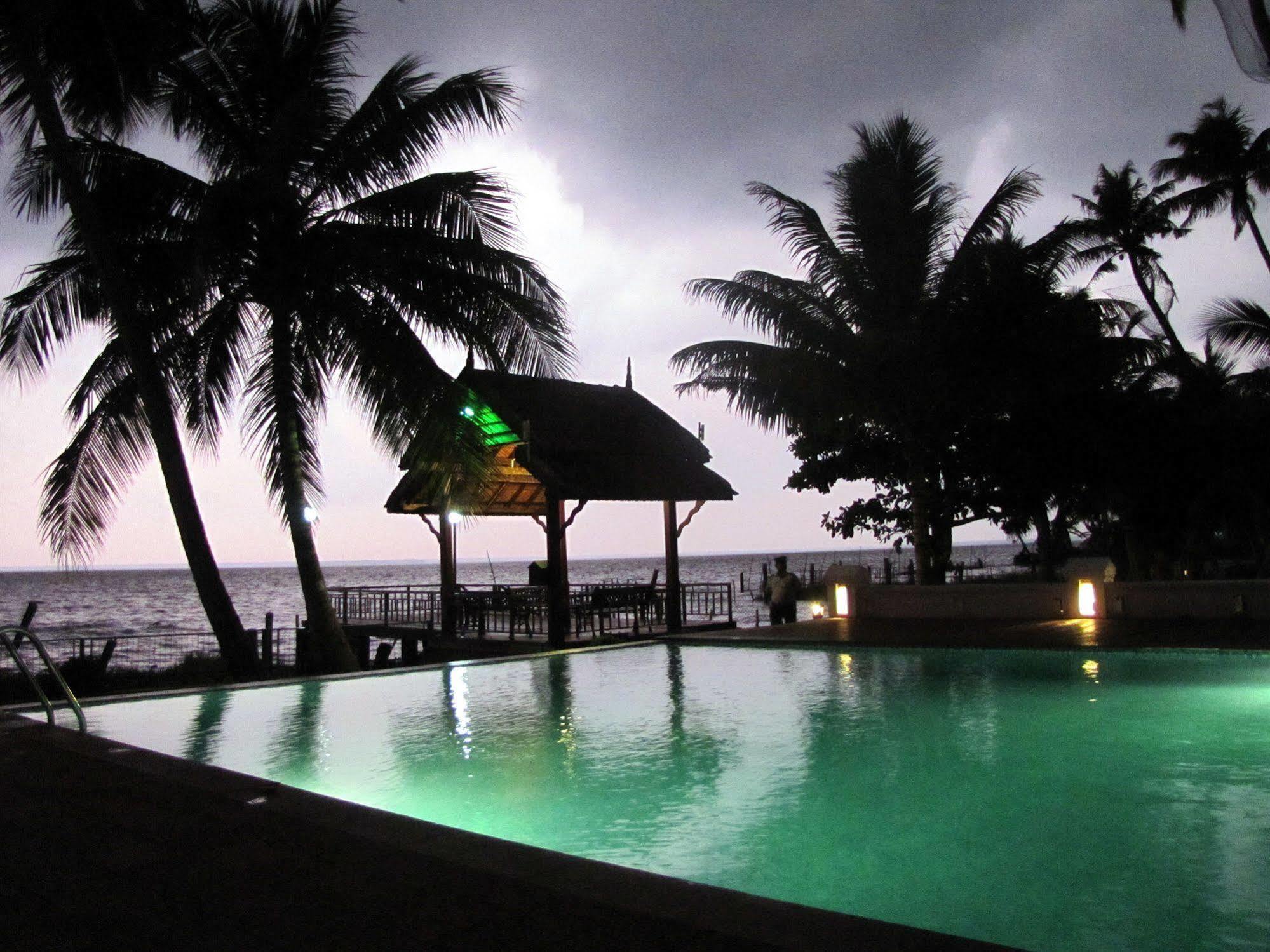 Hotel Abad Whispering Palms Kumarakom Exterior foto