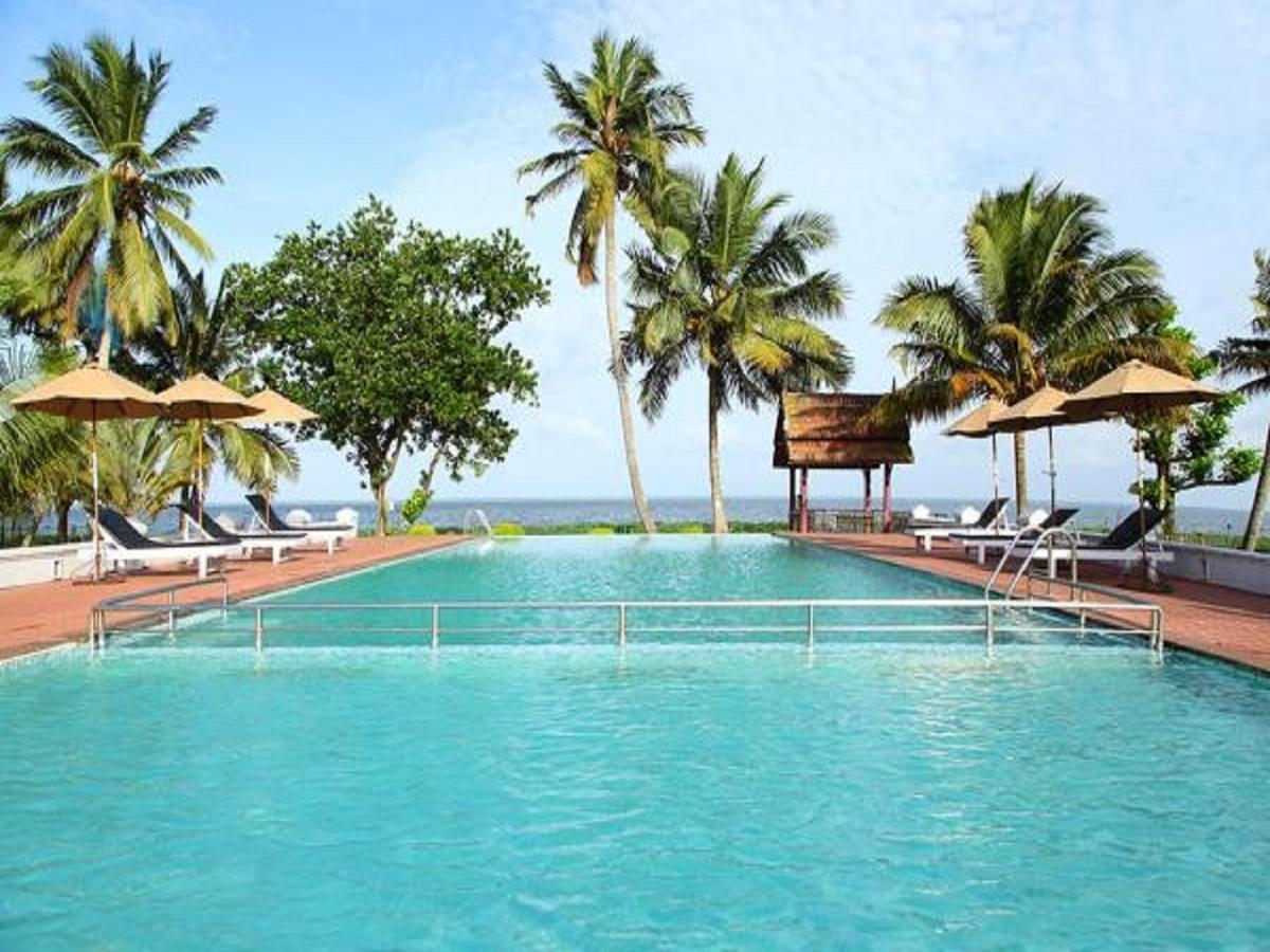 Hotel Abad Whispering Palms Kumarakom Exterior foto