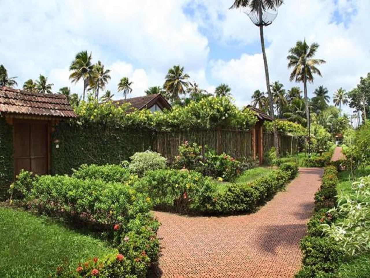 Hotel Abad Whispering Palms Kumarakom Exterior foto