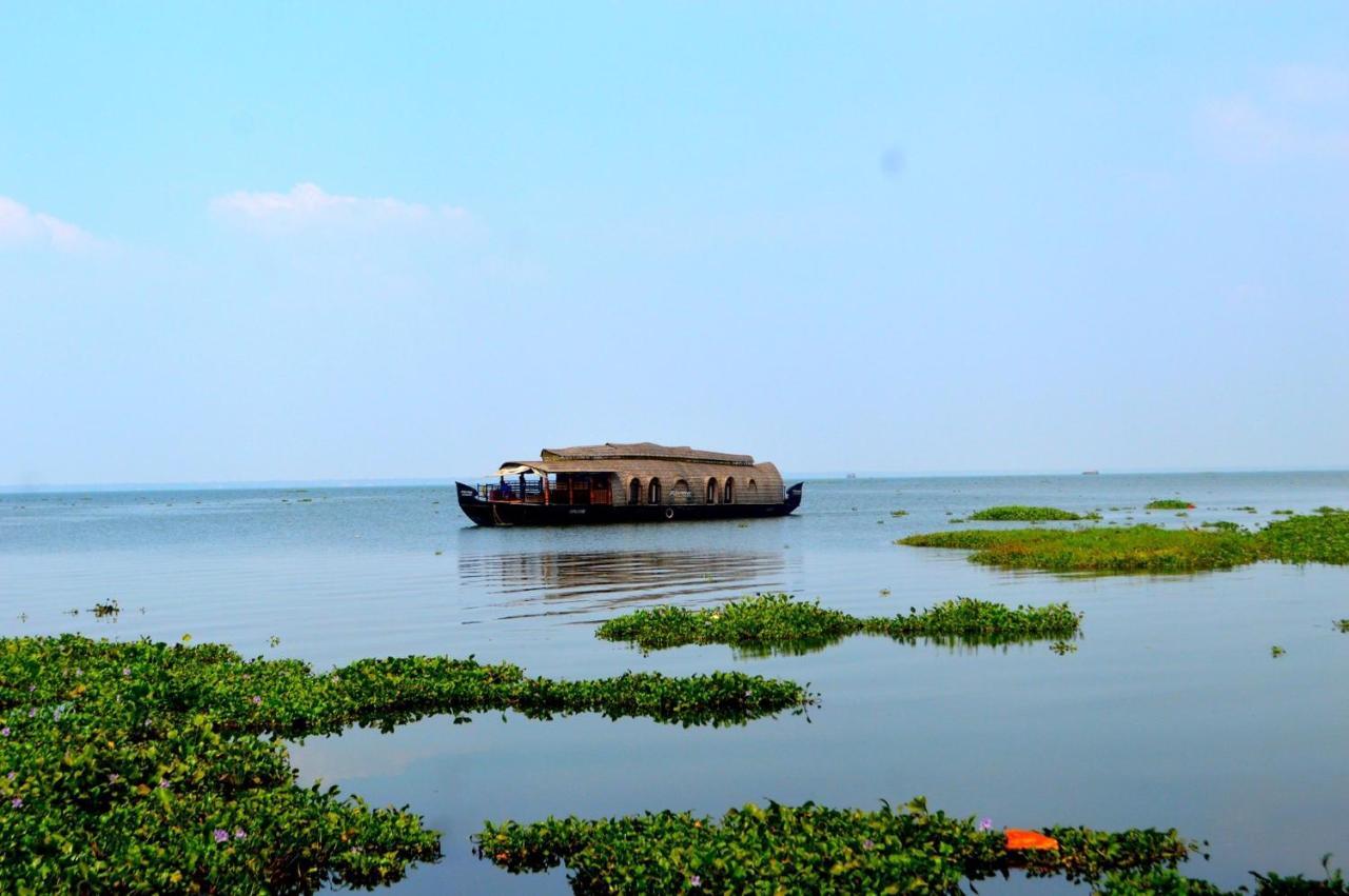 Hotel Abad Whispering Palms Kumarakom Exterior foto