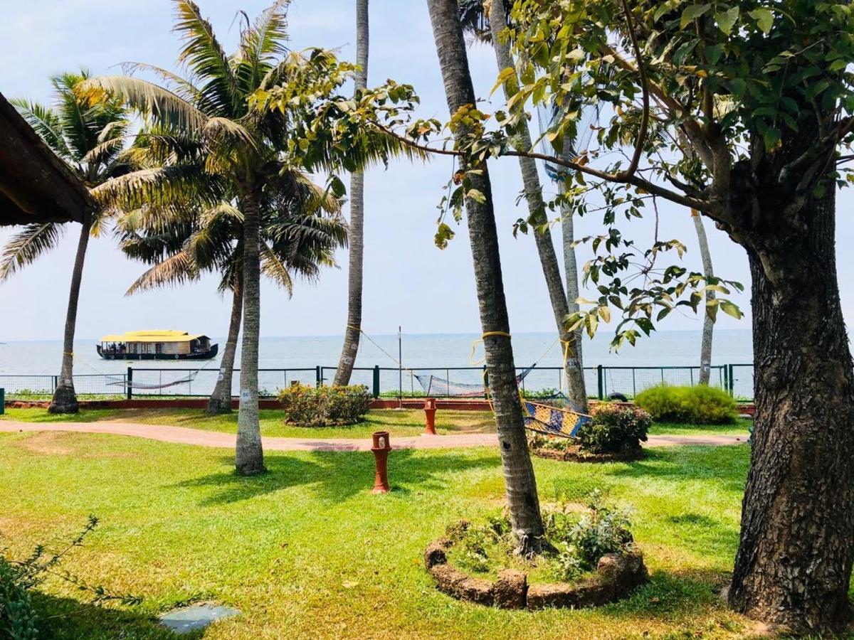 Hotel Abad Whispering Palms Kumarakom Exterior foto